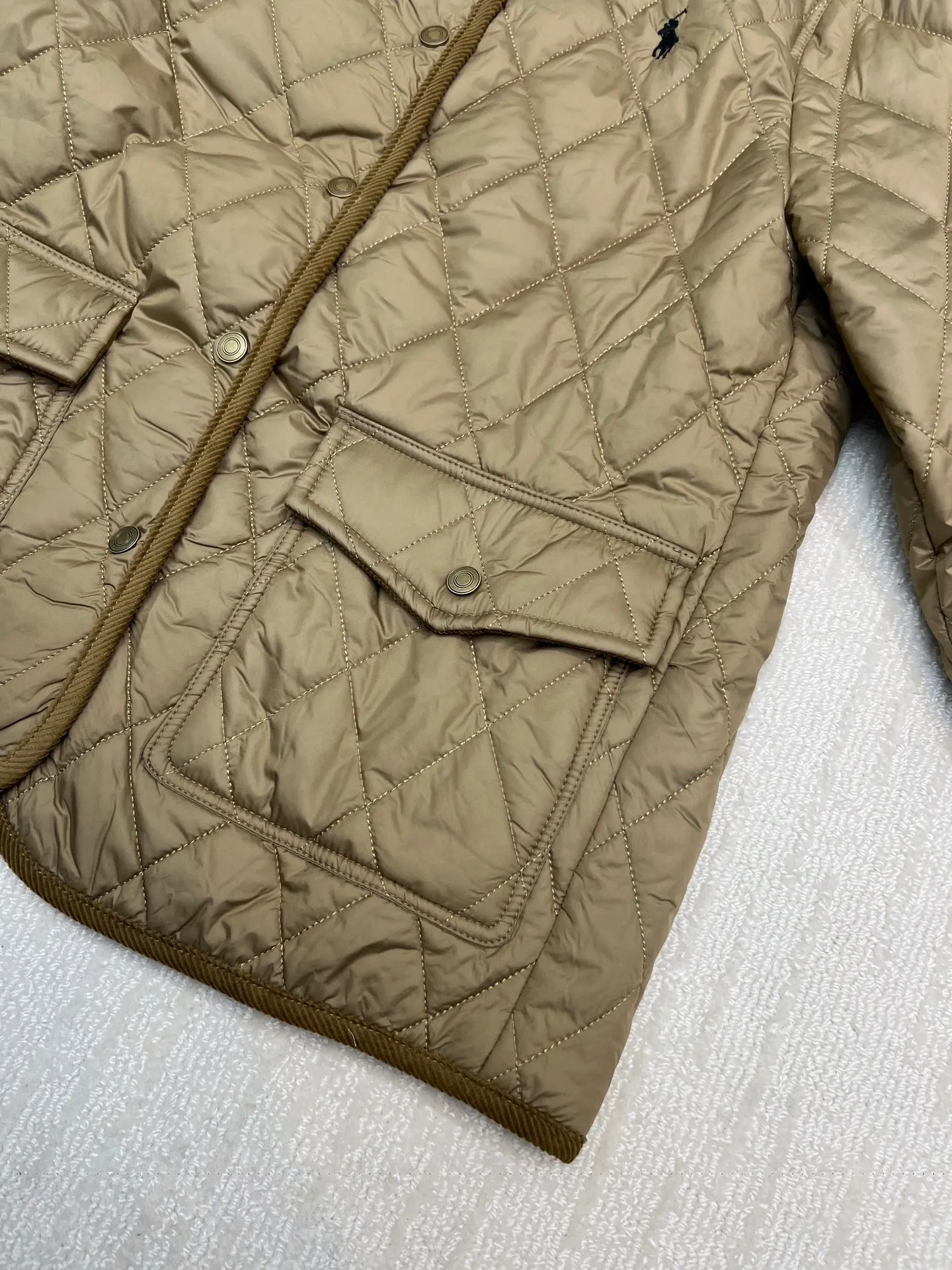 P350 Ralph Lauren logo embroidered diamond plaid corduroy cotton jacket. Exquisite small logo embroidery on the chest, corduroy color-blocked lapels, pocket design showing details, customized accessories, complete with three standards. Size: S M L XL